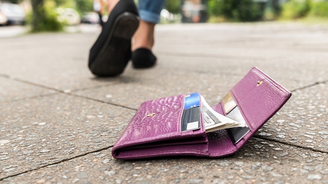 Portafoglio con carte di credito smarrito per terra