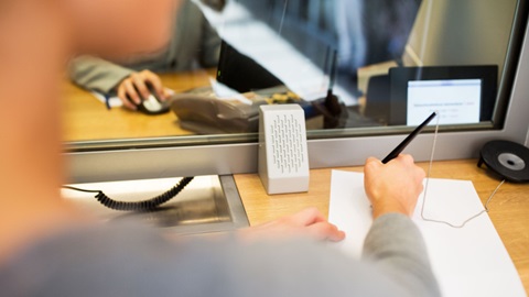 Persona in banca che firma