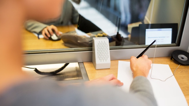 Persona in banca che firma