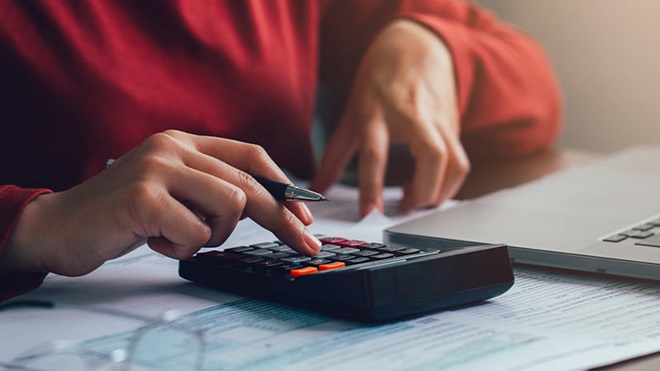 persona che usa calcolatrice