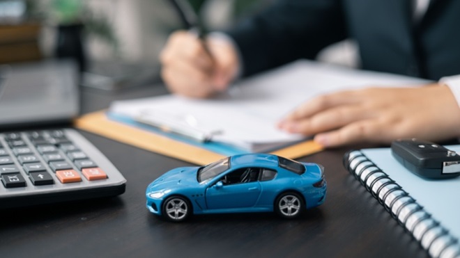 Modellino auto calcolatrice e documenti