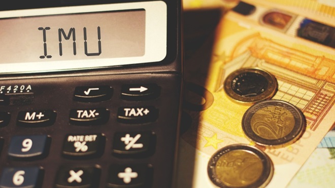 Calcolatrice con scritta Imu e soldi euro