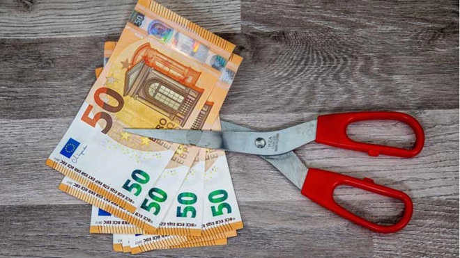 banconote e forbici