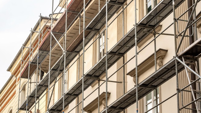 Casa con impalcature