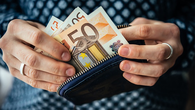 banconotre estratte dal portafoglio