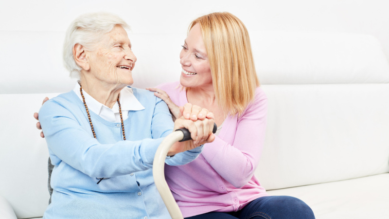 Donna anziana con badante