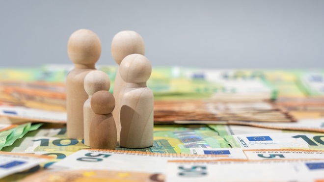 Famiglia di legno con soldi euro