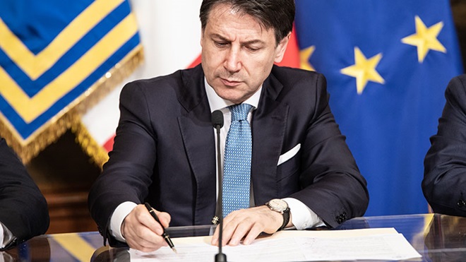 Giuseppe Conte firma documento