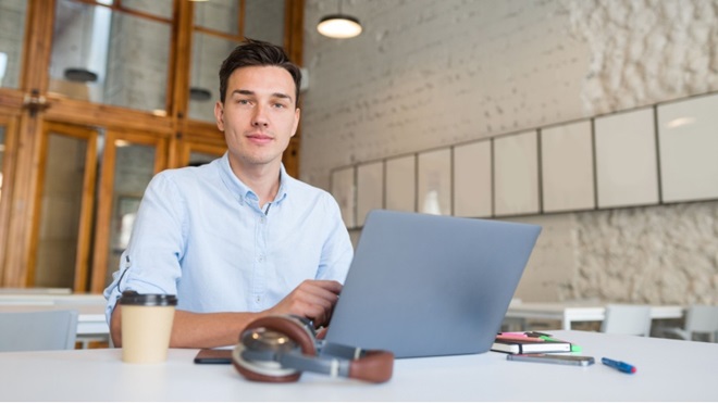 Giovane lavoratore alla scrivania