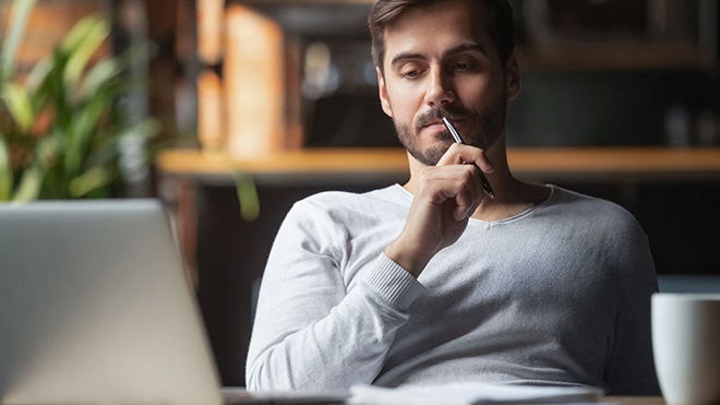 uomo con matita in bocca
