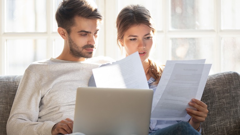 coppia legge documenti