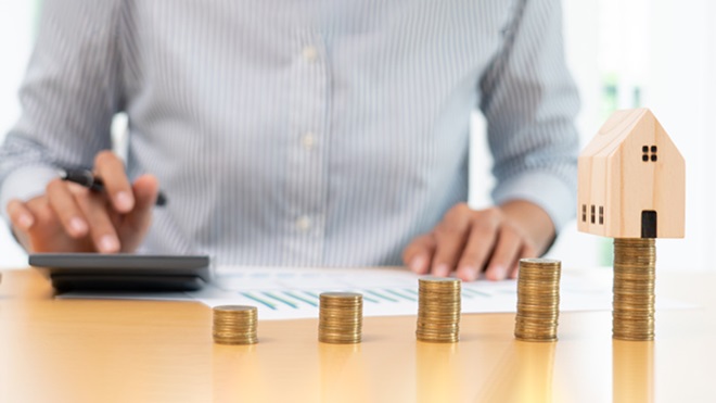 uomo con calcolatrice e monete