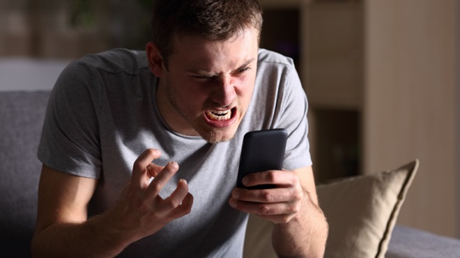 Ragazzo arrabbiato con smartphone