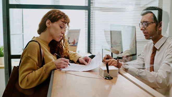 Giovane donna allo sportello in banca