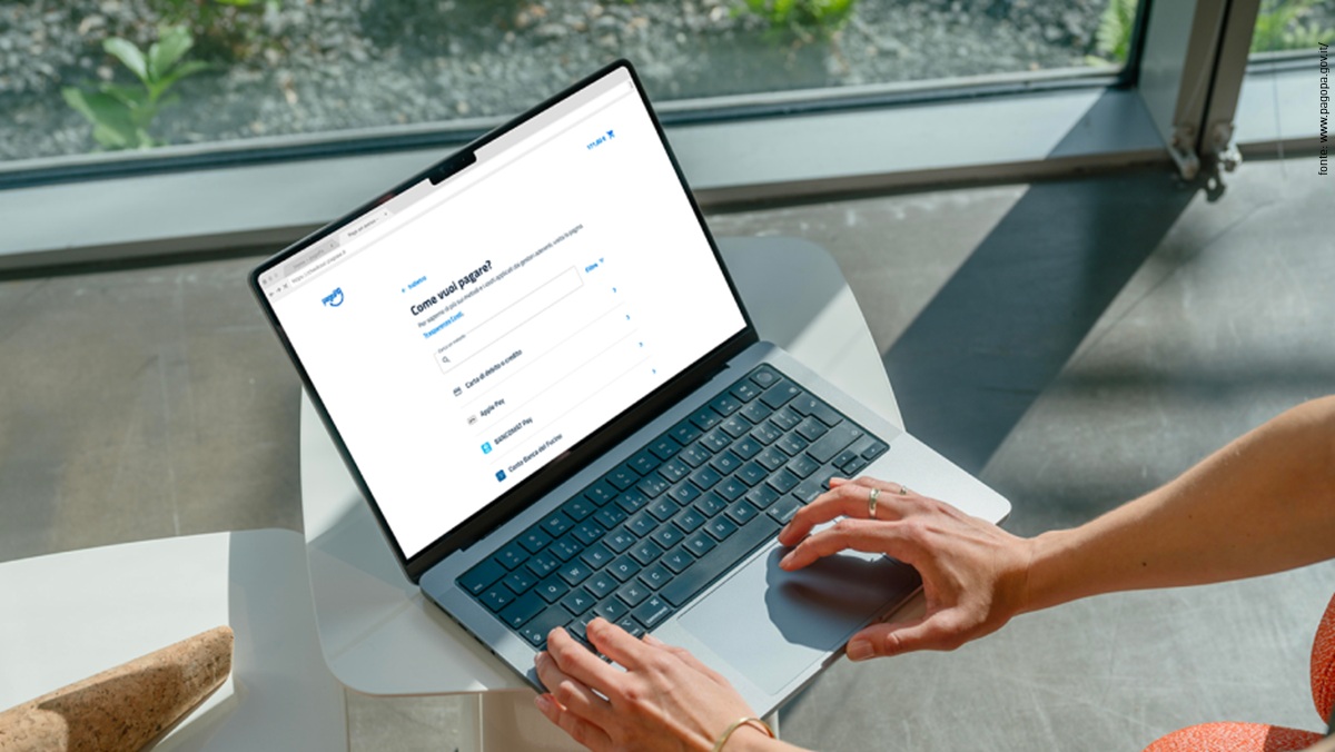 PagoPA sul computer con mani