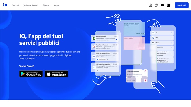 Banner pubblicitario dell'app "IO, l'app dei tuoi servizi pubblici". Sullo sfondo blu spicca lo slogan principale sulla sinistra, accompagnato dai badge per il download da Google Play e App Store. Sulla destra, grafiche stilizzate di mani reggono smartphone che mostrano schermate dell'interfaccia dell'app, incluse notifiche di enti pubblici (Regione Lombardia, Carta Giovani Nazionale) e le versioni digitali di patente e tessera sanitaria.