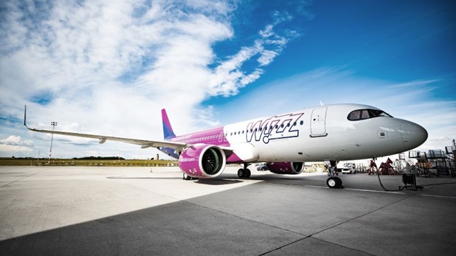 aereo wizz air in aeroporto
