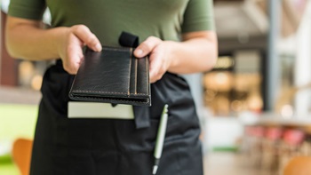 Cameriera che porta il conto al ristorante