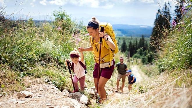 famiglia che fa escursione in montagna