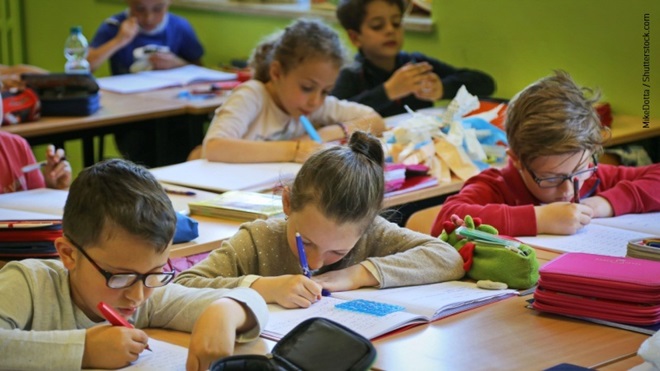 Bambini a scuola sui banchi