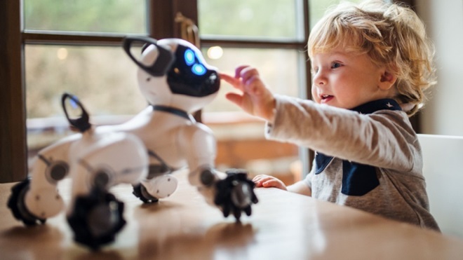 Bambino con gioco cane robot