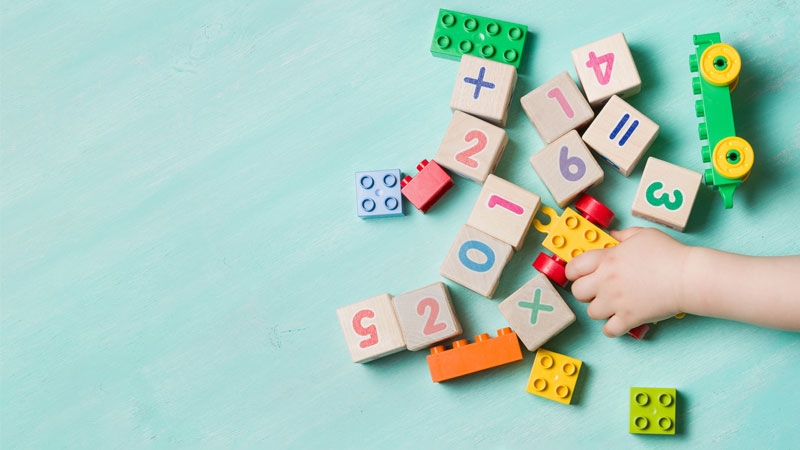 mano di bimbo che gioca