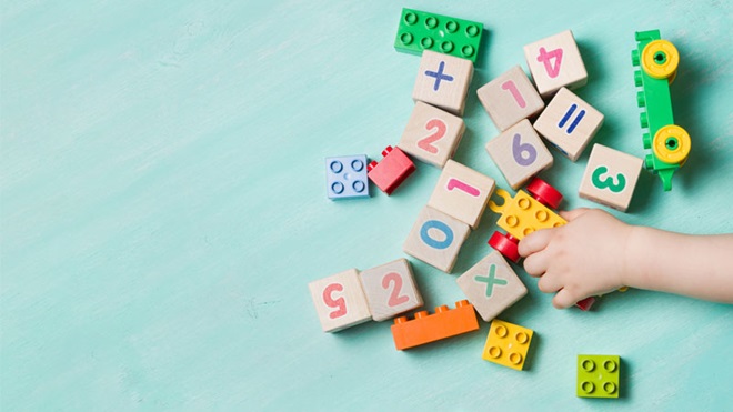 mano di bimbo che gioca