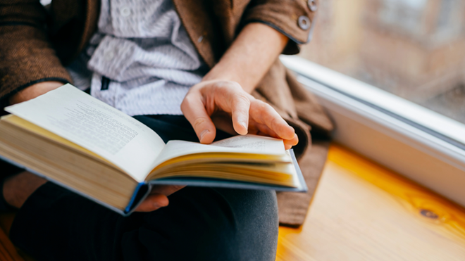 Persona che sfoglia un libro