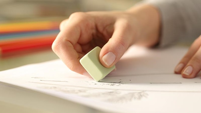 mano utilizza gomma per cancellare