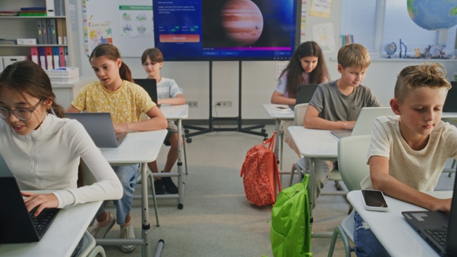 Ragazzi a scuola con computer portatile