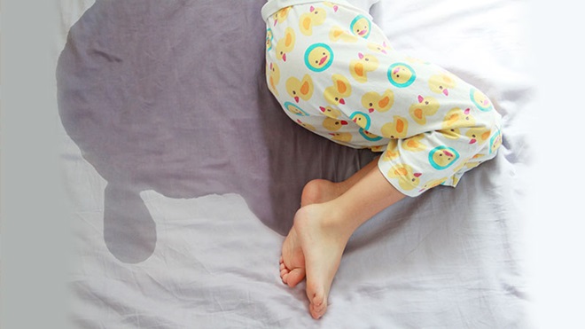 bimbo che ha fatto la pipì a letto