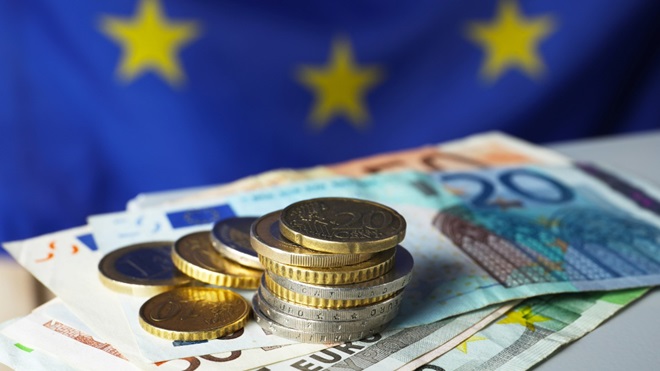 bandiera europea banconote e monete