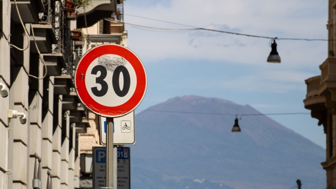 Cartello stradale 30 km orari