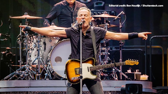Bruce Springsteen sul palco a braccia aperte