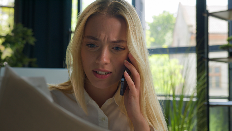 Imprenditrice parla al telefono cellulare insoddisfatta della parcella contestandola
