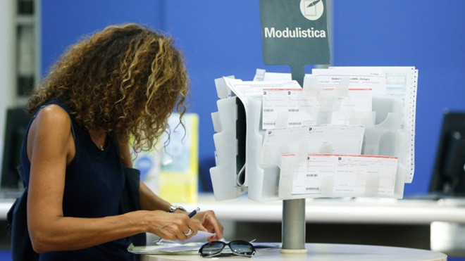 Donna in un ufficio postale