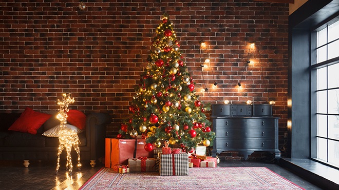 stanza con albero di Natale, regali e addobbi