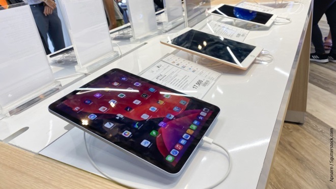 iPad in esposizione in negozio con prezzo