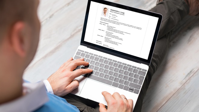 Persona che visualizza un curriculum al computer