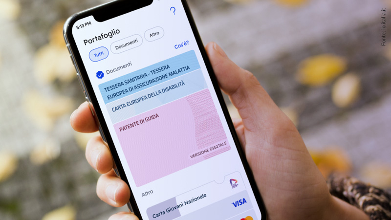 IT Wallet dell'app IO su uno smartphone