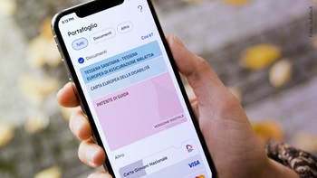 IT Wallet dell'app IO su uno smartphone