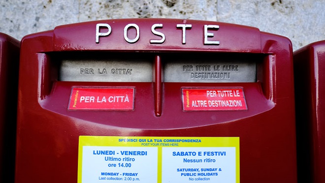 cassetta postale rossa
