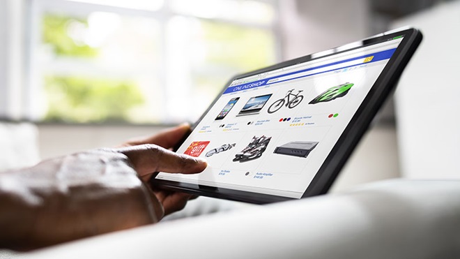 Mano con tablet su sito ecommerce
