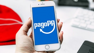 primo piano schermo smartphone con pagoPA