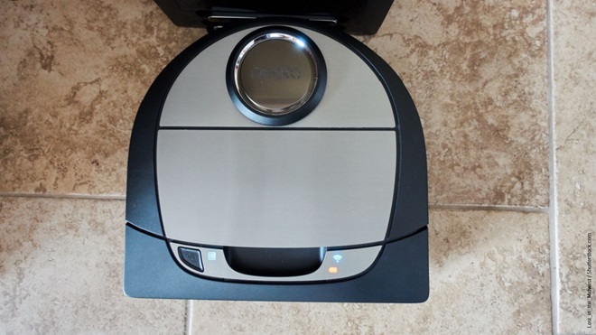 Modello di robot Neato sul pavimento