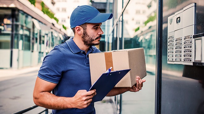 Fattorino con un pacco