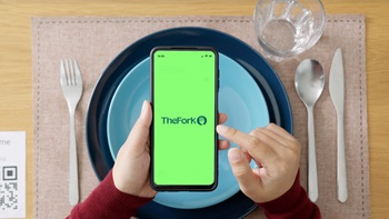 Smartphone con The Fork piatto e posate