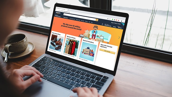 Una donna usa un computer portatile e fa acquisti online con carta di credito su Amazon