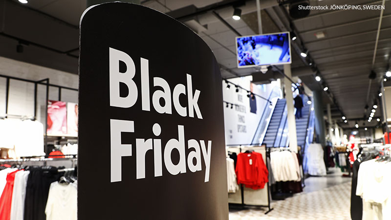 Cartello del Black Friday in un centro commerciale.