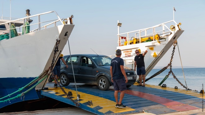 Auto che scende da un traghetto